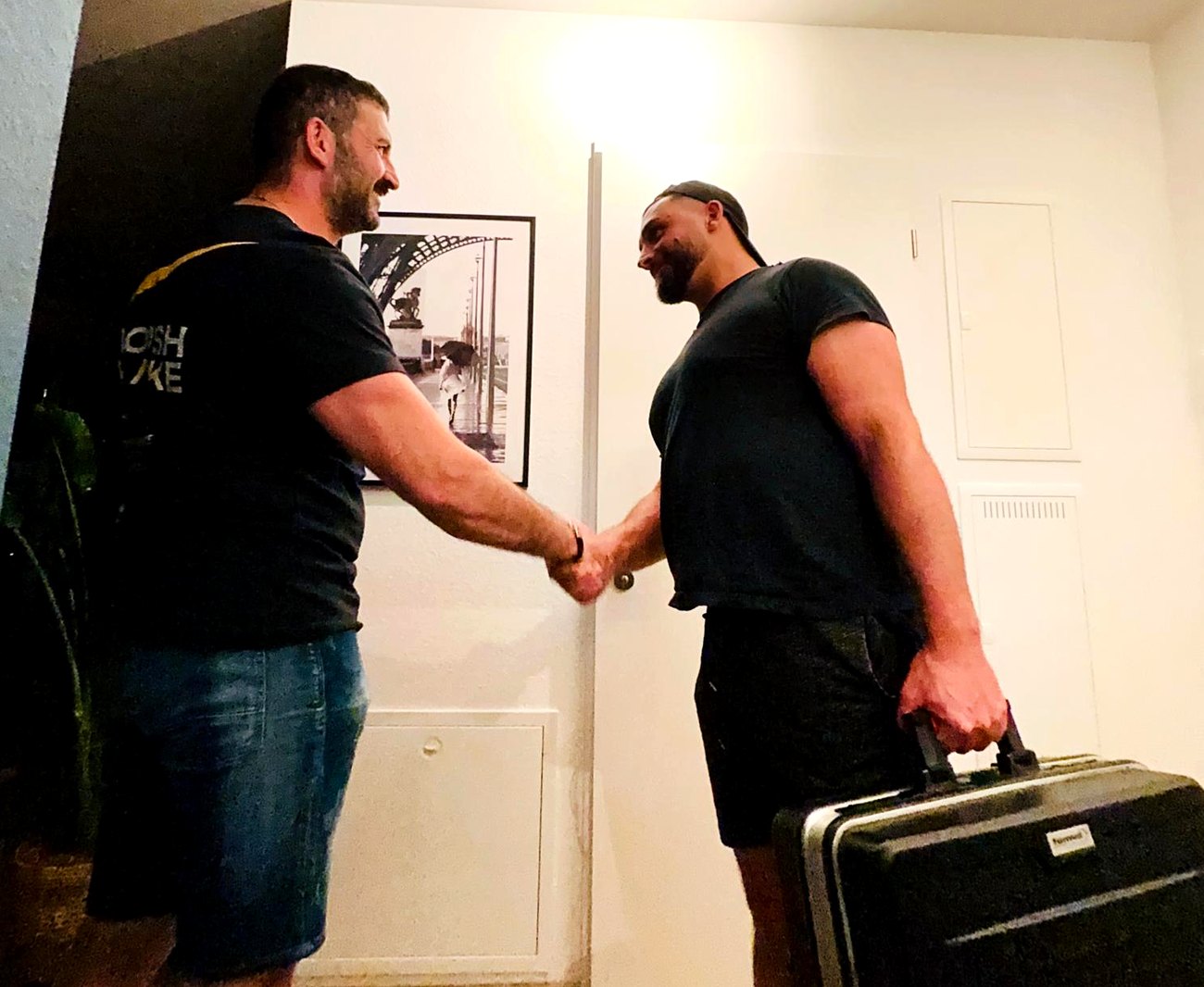 Kunde bedankt sich per Handschlag beim Lukas Sicherheitstechnik nach der Türöffnung