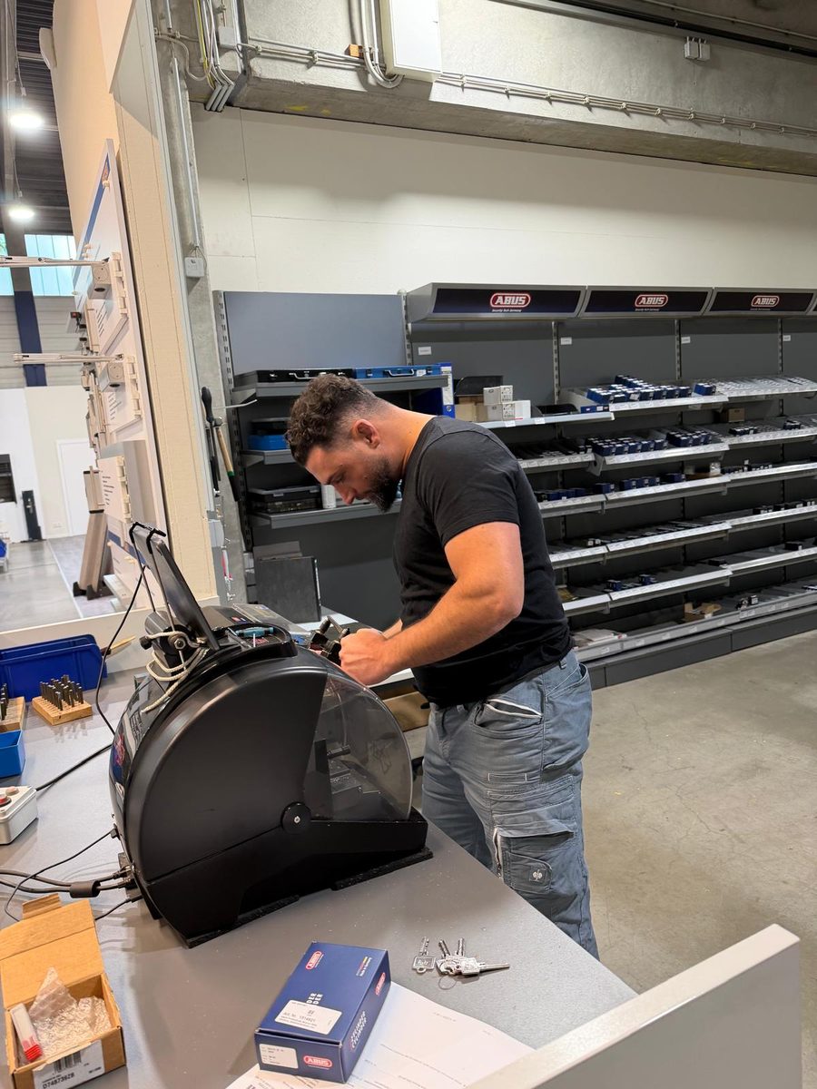 Lukas Sicherheitstechnik fertigt an der Schlüsselmaschine einen Schlüssel nach